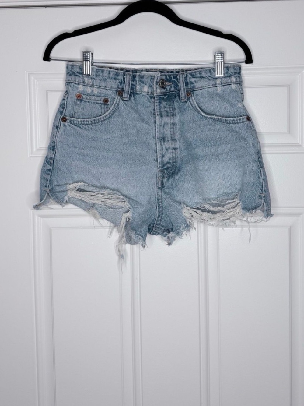 ZARA - size 6 - Light Wash Distressed Denim Women's Shorts